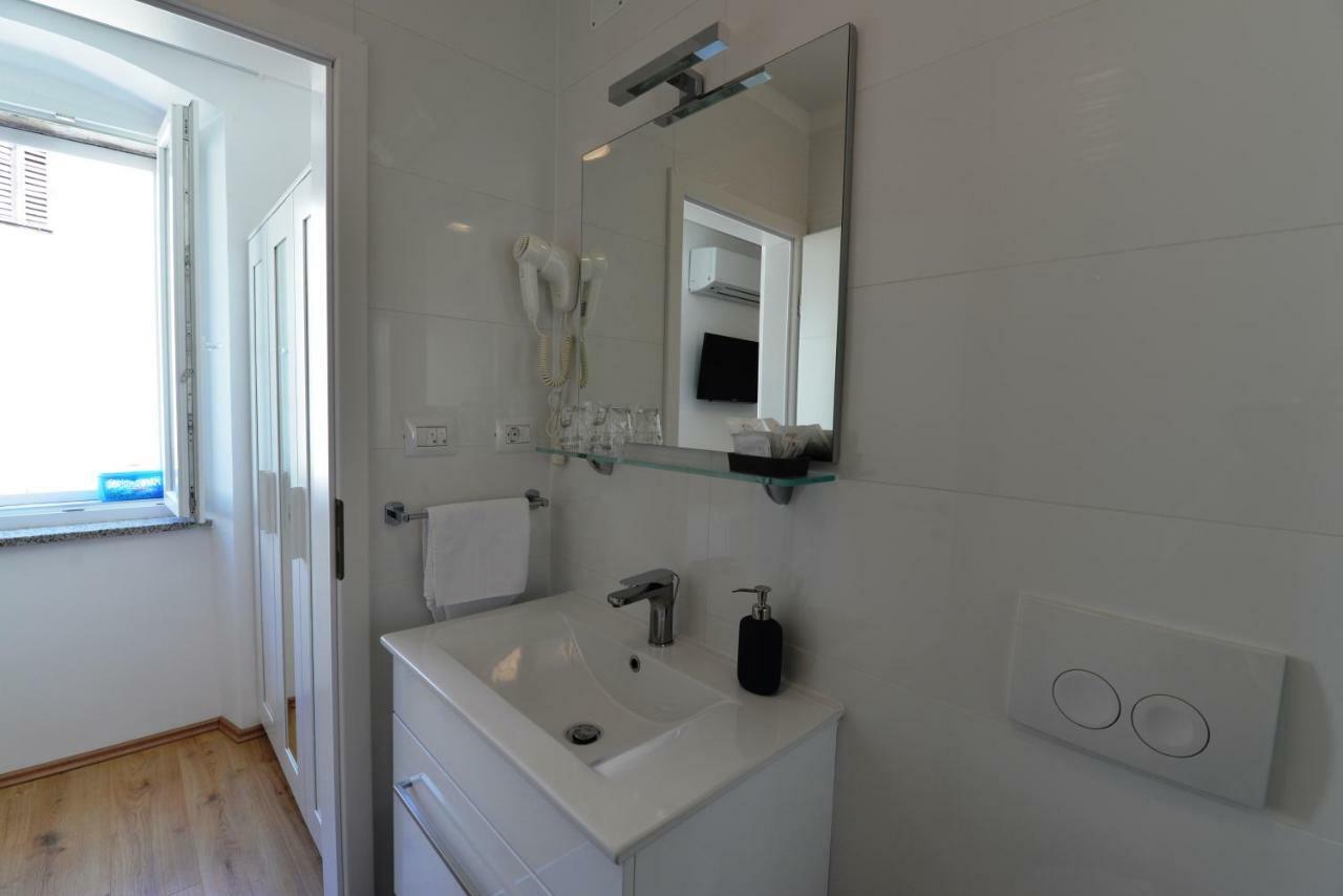 Apartments And Rooms Oliva Đảo Đảo Cres Ngoại thất bức ảnh